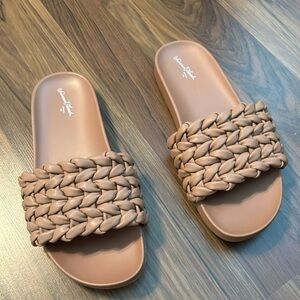 Women’s Universal Thread SANDALS (6 1/2)